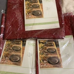 Signature Homestyle table runner & 2 pillow covers